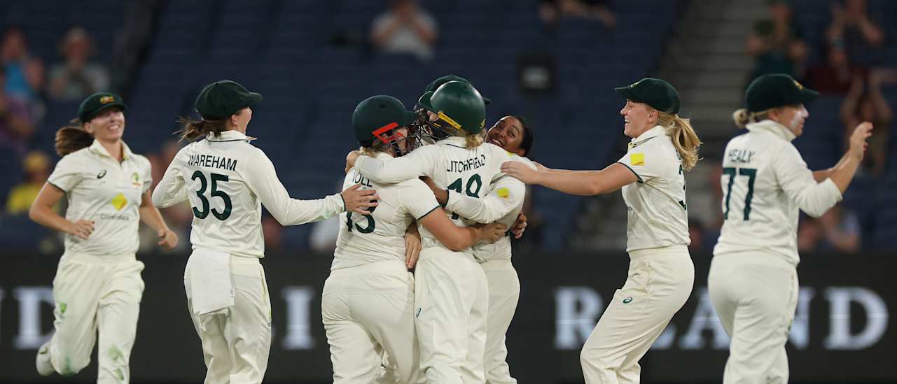د اسټرالیا د ښځو کرېکټ لوبډلې له انګلنډ د ټېسټ تاریخي لوبه وګټله او ریکارډونه یې جوړ کړل