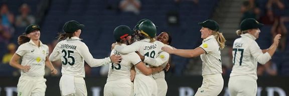 د اسټرالیا د ښځو کرېکټ لوبډلې له انګلنډ د ټېسټ تاریخي لوبه وګټله او ریکارډونه یې جوړ کړل