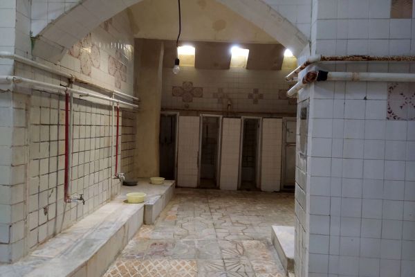 طنز سیاسی؛ زنان با محرم شرعی به حمام عمومی بروند