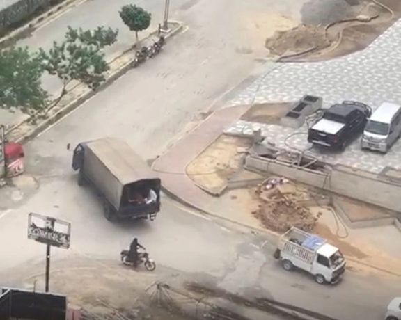 اسلام اباد کې پولیسو په افغان کډوالو پسې بیا کور په کور تلاشئ پیل کړې او ګڼ کسان یې نیولي