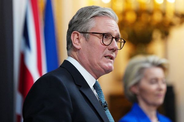 برېټانیا او اروپايي ټولنې د اوکراین د سولې او د روسیې د کنګل شویو شتمنیو په تړاو خبرې کړي