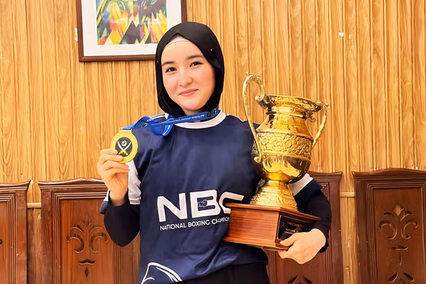 تبریک حامد کرزی به فرشته خانی، دختر ورزشکار افغان بهمناسبت کسب مدال طلای بوکس