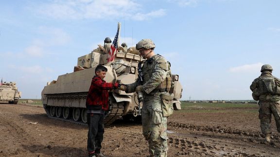 امریکا تعداد نیروهای خود در سوریه را به نصف کاهش میدهد