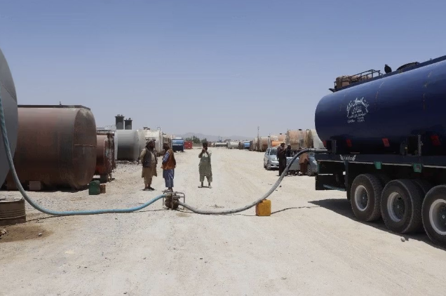 توقف آلاف صهاريج الوقود يرفع أسعار النفط في قندهار بشكل ملحوظ