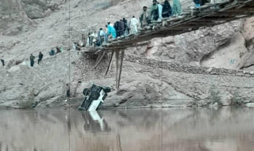 په روزګان ولایت کې سیند ته د یوه موټر د لوېدو په پېښه کې اته کسان مړه شوي