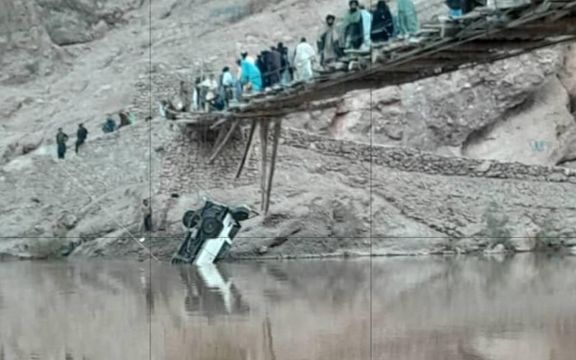 په روزګان ولایت کې سیند ته د یوه موټر د لوېدو په پېښه کې اته کسان مړه شوي