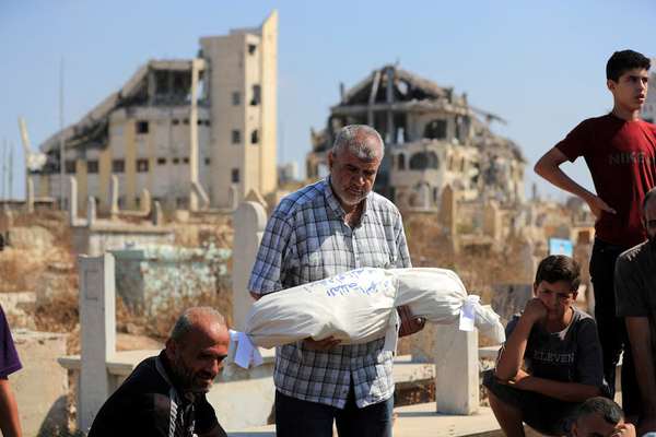 در حملات اسرائیل به غزه ۱۲ نفر از جمله شش عضو یک خانواده کشته شدند