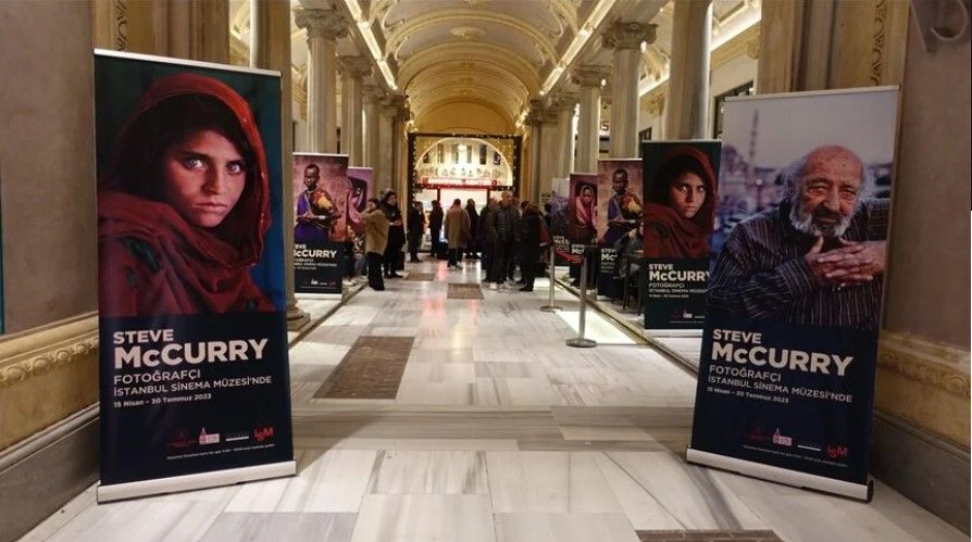 نمایشگاه عکاس «مونالیزای افغان» در استانبول برگزار شد