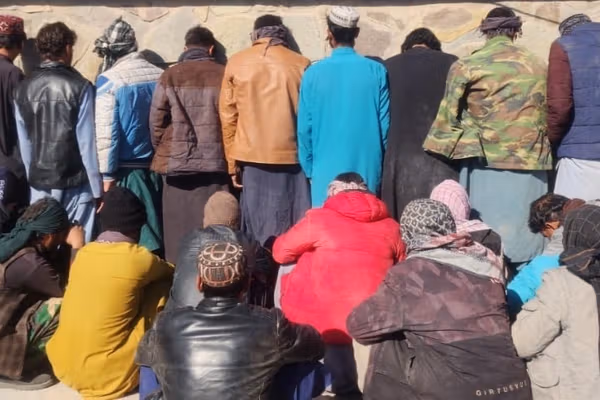 طالبان نزدیک به ۹۰۰ نفر را در مرز ایران بازداشت کرد