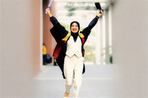 حرکت نمادین عالیه رضایی در دانشگاه آسیایی برای زنان در بنگلادیش جهت حمایت از زنان افغان