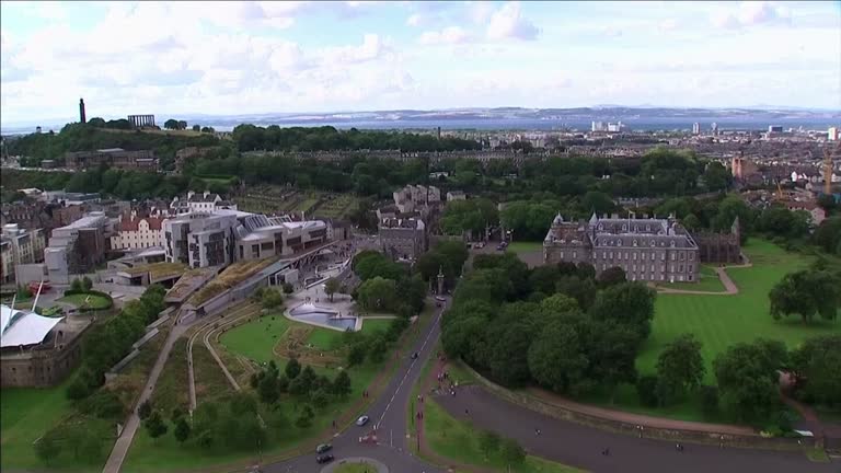 رد درخواست تمدید ویزای زن منتقد طالبان در بریتانیا خبرساز شد