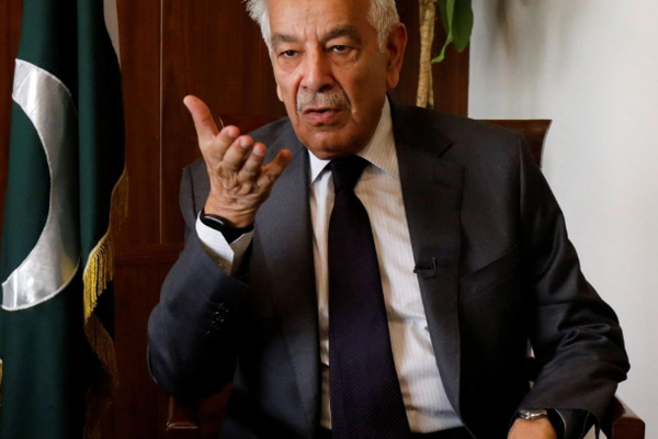 خواجه آصف: لا تقارنوا الإجراءات ضد طالبان بالهجمات الهندية على باكستان