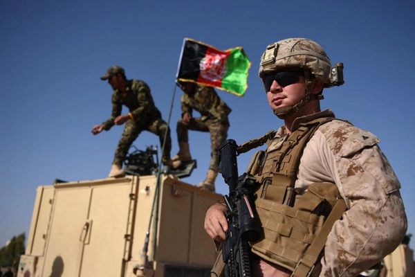 پخواني امریکايي سرتېري د خپلو افغان همکارانو د ملاتړ لپاره د پناهغوښتنې غونډو کې ګډون کوي