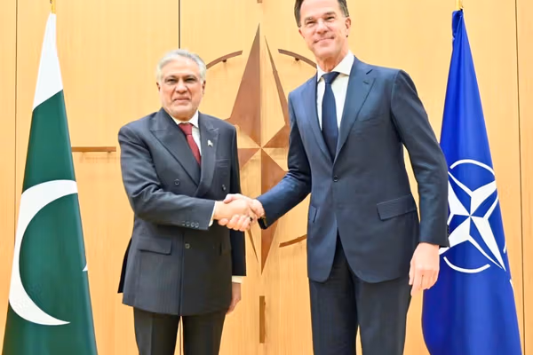 وزیر خارجه پاکستان با دبیرکل ناتو درباره «تروریسم فرامرزی» گفتوگو کرد