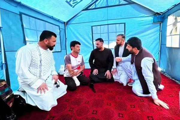 محمد نبی، بازیکن تیم ملی کریکت یک میلیون افغانی به مهاجران اخراجی کمک کرد