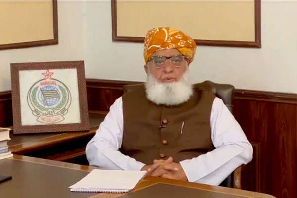 مولانا فضل الرحمن: دا د پاکستان ادارې وې چې ۲۰ کاله یې افغانستان ته وسلهوال لېږل