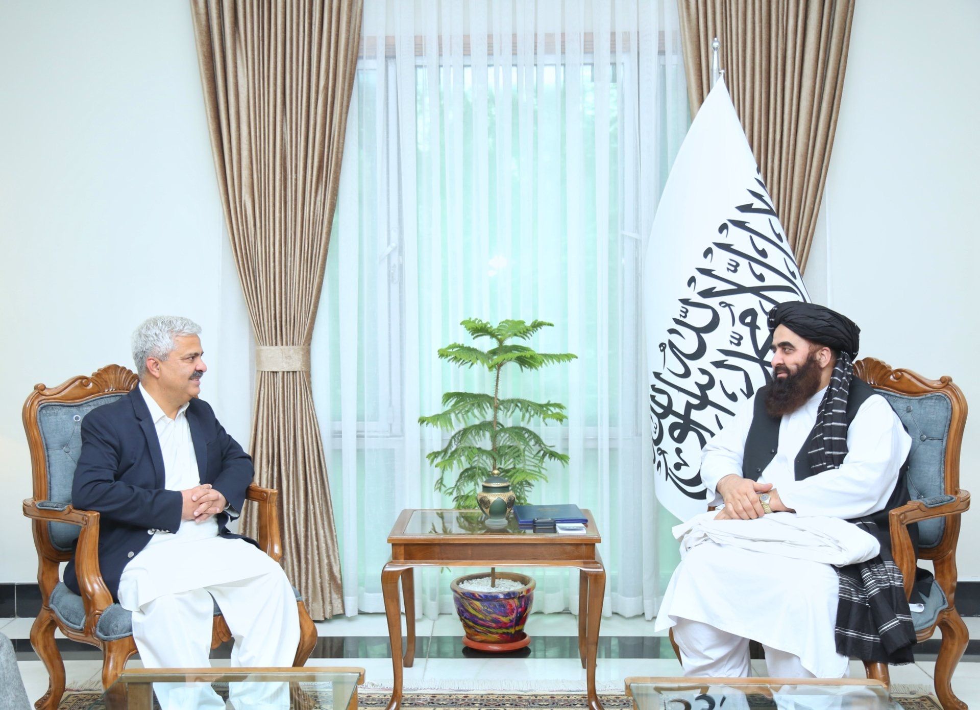 متقي له پاکستاني چارواکي د دواړو هېوادونو ترمنځ د سوداګریزو ستونزو د هواري غوښتنه وکړه