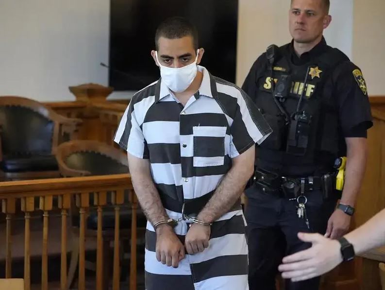 وکیل ضارب سلمان رشدی: در تلاشیم اتهام‌ها را بدون محاکمه حل‌و‌فصل کنیم