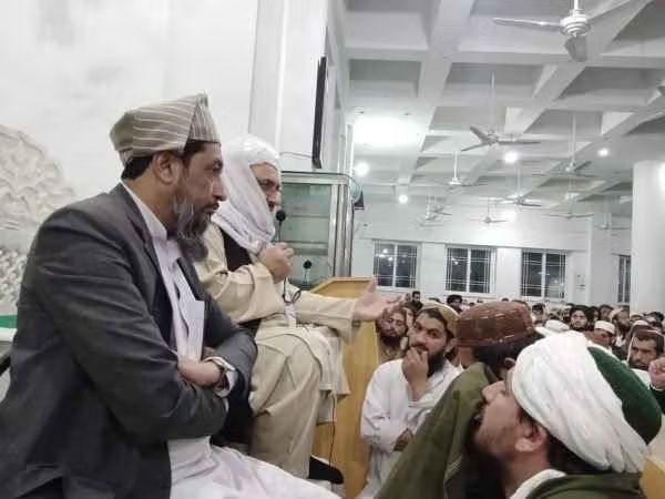 عبدالباقی حقانی، وزیر تحصیلات عالی سابق طالبان در جریان سفر به پاکستان، به مدرسه حقانی رفت و با مسئولان این مدرسه دینی دیدار کرد