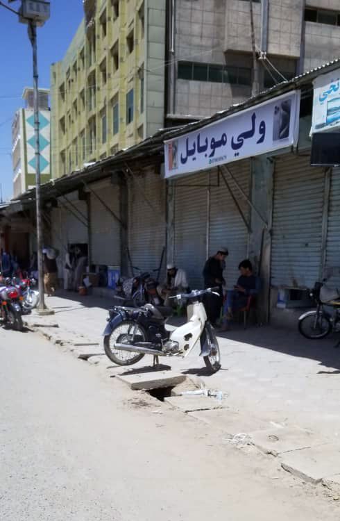 په کندهار کې معترضان: طالبان د خپل عاید لپاره زموږ د دوکانونو مخې ته غرفې جوړوي