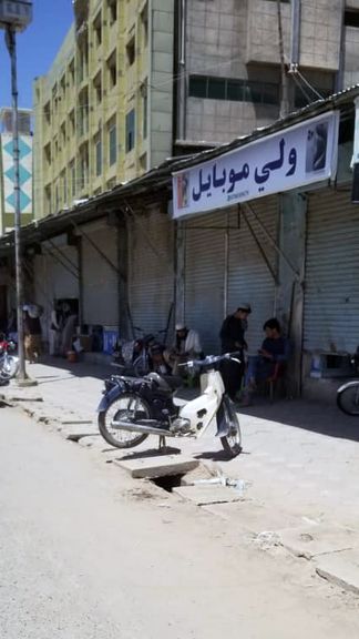 په کندهار کې معترضان: طالبان د خپل عاید لپاره زموږ د دوکانونو مخې ته غرفې جوړوي