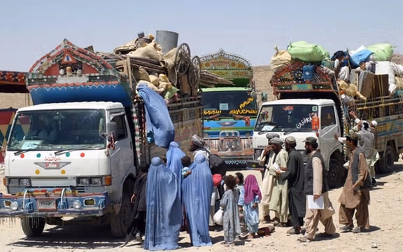 طالبان: له سل ډیر افغان کډوال له پاکستانه په زور راستانه کړل شول