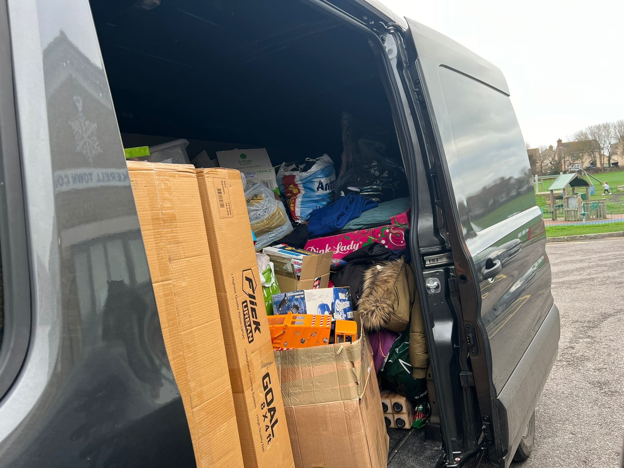 انجمن شهر چکرل بریتانیا: برای پناهجویان افغان بیش از حد نیاز کمک مردمی دریافت شد