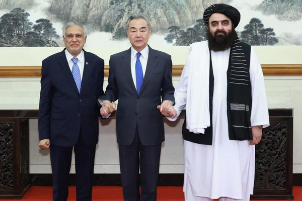 هل تنجح الصين في وضع حد للحرب بين طالبان وباكستان؟