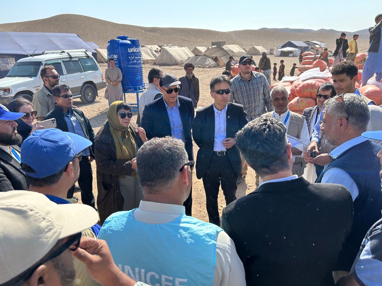 سفیر جاپان و نماینده دبیرکل سازمان ملل از مناطق زلزله‌زده هرات دیدن کردند