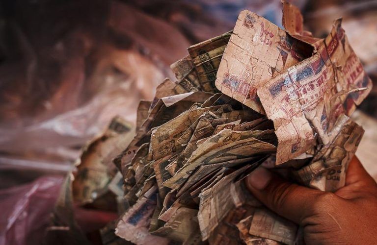 طالبان در یک سال بیش از دو میلیارد افغانی اسکناس‌های فرسوده سوزانده است