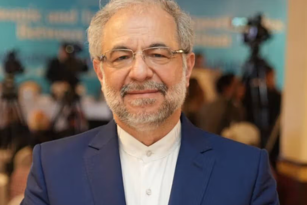 دیپلومات پیشین ایران میگوید مهاجران افغان با «جاسوسان دشمن همراه نیستند»