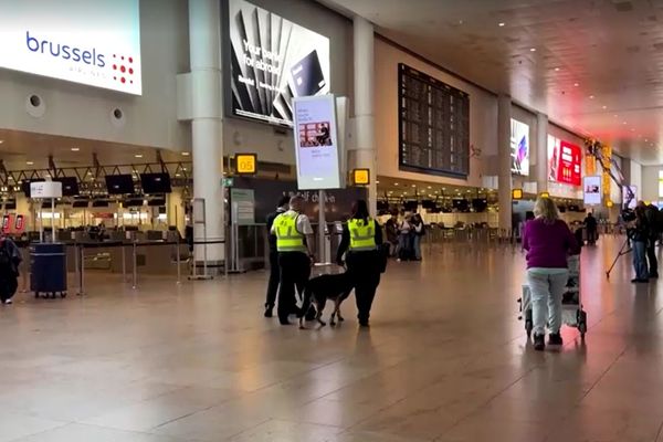 د بېپیلوټه الوتکې د ګواښ له امله د بروکسل هوايي ډګر وتړل شو