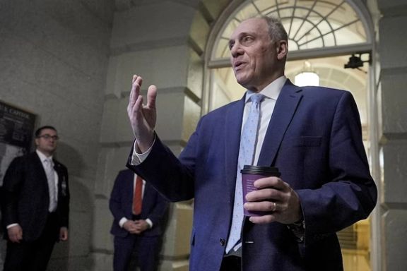 استیو اسکالیس، رهبر اکثریت مجلس نمایندگان در حال صحبت با اعضای رسانهها