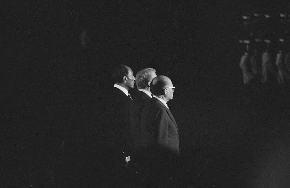 جیمی کارتر با انور سادات، رئیس‌جمهور مصر و مناخیم بگین نخست‌وزیر اسرائیل در کمپ دیوید، سپتمبر ۱۹۷۸