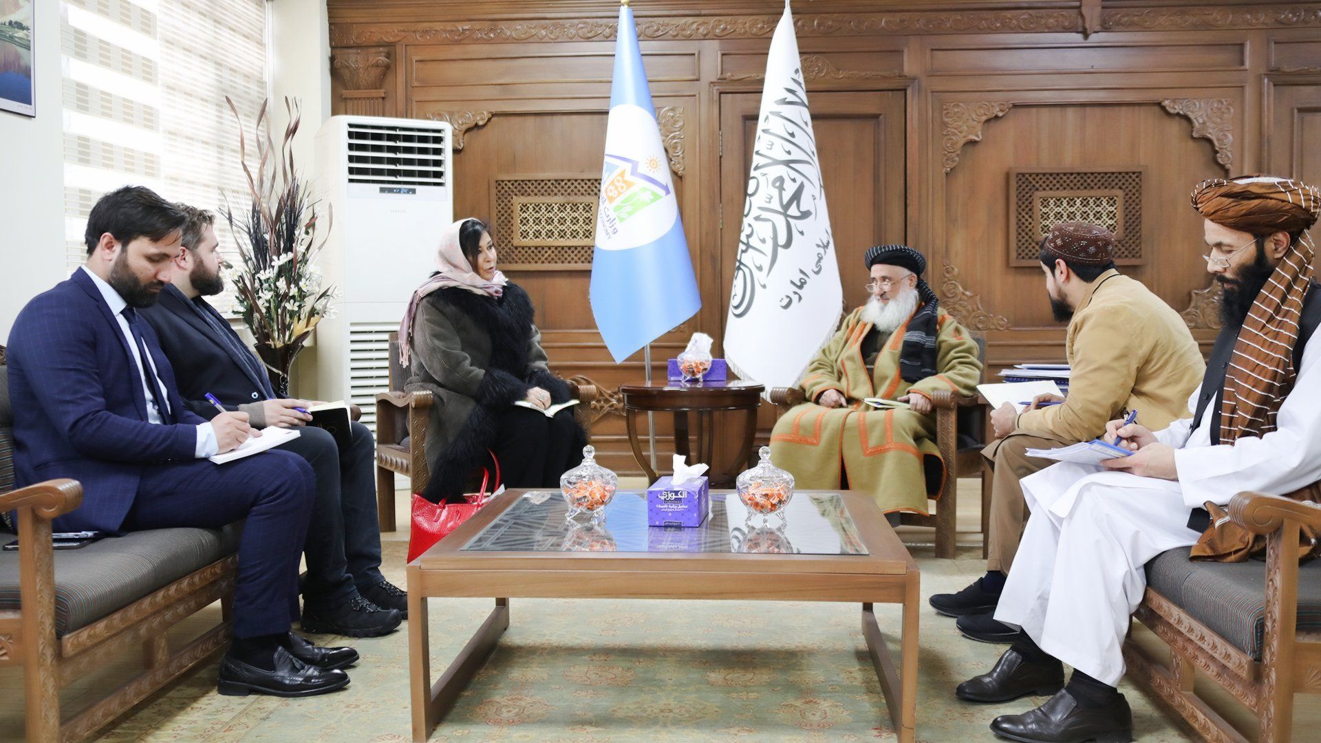 وزیر اقتصاد طالبان: کمک‌ بشردوستانه مشکل را حل نمی‌کند، در بخش توسعه و زیربنا کمک  شود