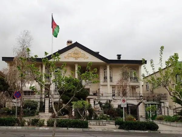 سفارت افغانستان تحت کنترول طالبان در تهران صدور پاسپورت برای بزرگ سالان را متوقف کرد 