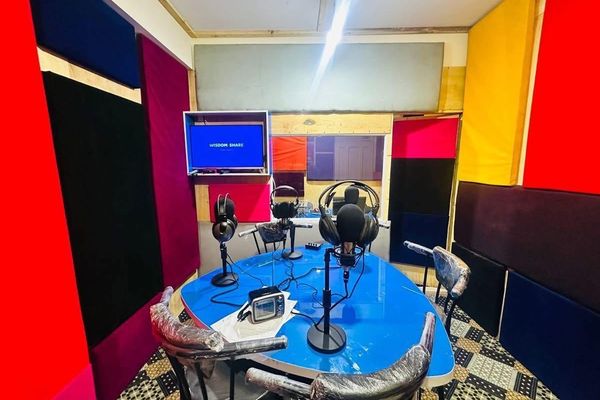 د رسنیو د سخت سانسور په سیوري کې؛ "صدای دریا" راډیو په کابل کې خپلې خپرونې پیل کړې