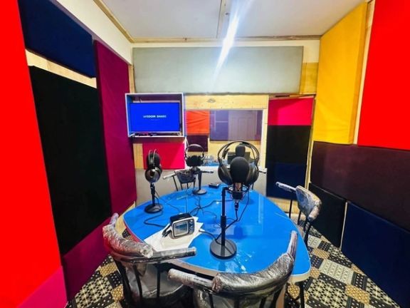 د رسنیو د سخت سانسور په سیوري کې؛ "صدای دریا" راډیو په کابل کې خپلې خپرونې پیل کړې