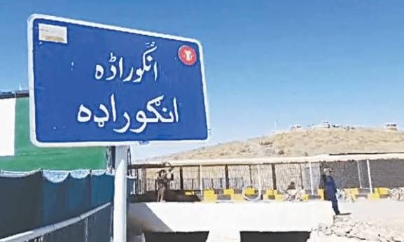تصاویر منتشرشده در شبکه‌های اجتماعی نیز بلندشدن دود و شعله‌های آتش در منطقه انگور اده را نشان می‌دهد.
