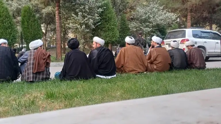 إيران تلتزم الصمت إزاء إغلاق طالبان لحوزة خاتم النبيين