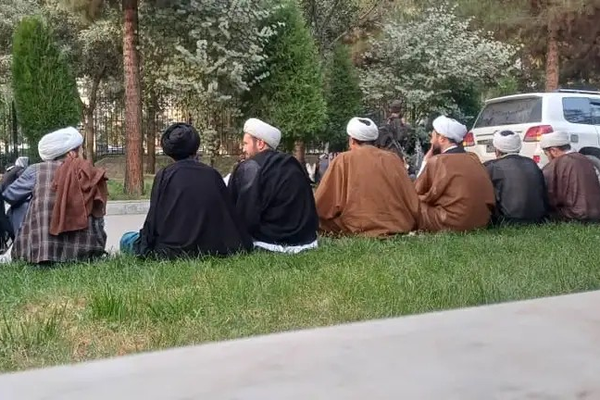 إيران تلتزم الصمت إزاء إغلاق طالبان لحوزة خاتم النبيين