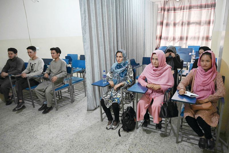 "دانشجویان حق استفاده از موبایل و استادان حق فعالیت در شبکه‌‌های اجتماعی ندارند"