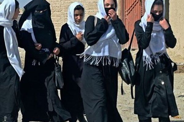 برخی مدارس ایران از ثبتنام دانشآموزان افغان در رشتههای ریاضی و تجربی خودداری میکنند