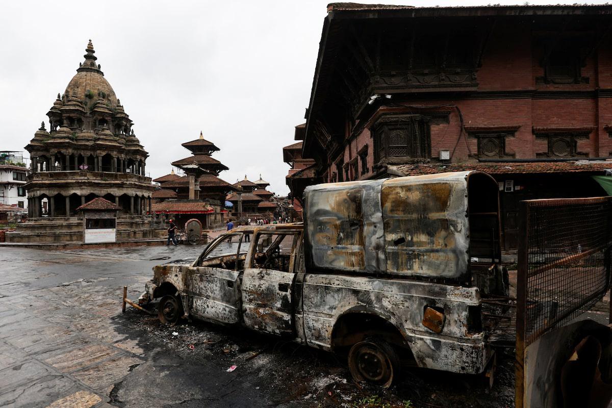 نیپالي معترض ځوانان او پوځ د لنډمهاله مشر د ټاکلو لپاره په خبرو بوخت دي