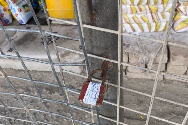 د «بېل د نشتوالي» له امله؛ طالبانو په خوست کې د خوراکي توکو ۱۲ هټۍ وتړلې