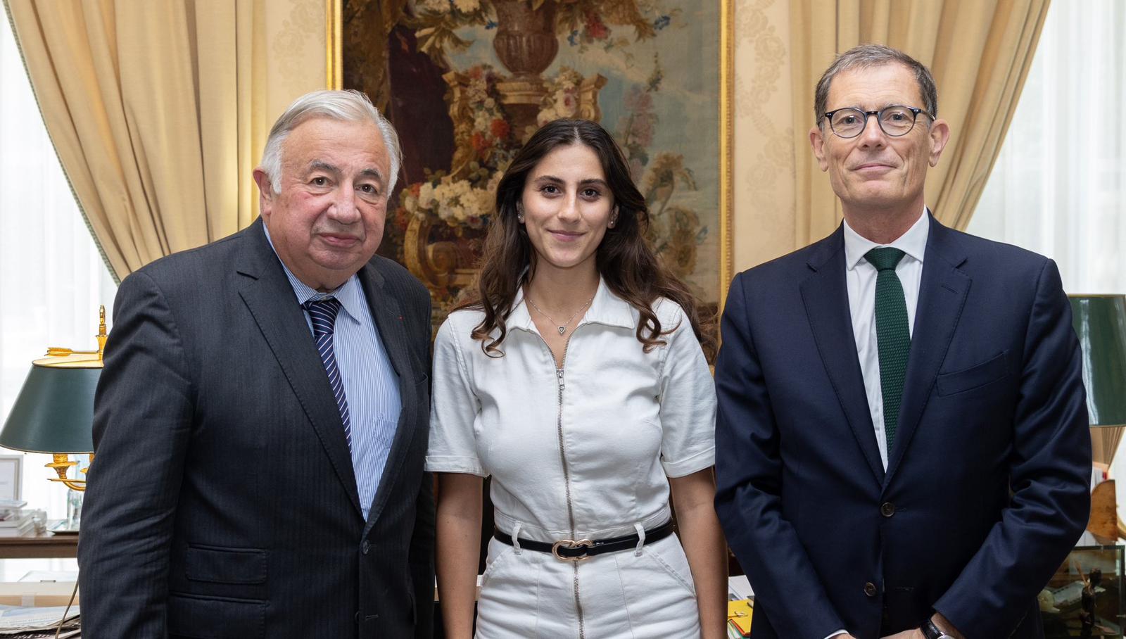 دیدار رئيس سنای فرانسه با ورزشکار زن افغان که می‌گوید تهدید به مرگ شده است