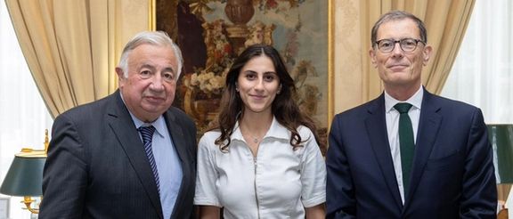 دیدار رئيس سنای فرانسه با ورزشکار زن افغان که میگوید تهدید به مرگ شده است