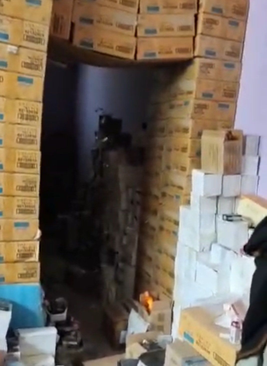 از تفتیش عقاید تا کنترول بازار؛ محتسبان طالبان ۵۰ تُن مواد خوراکی تاریخ‌گذشته را ضبط کردند