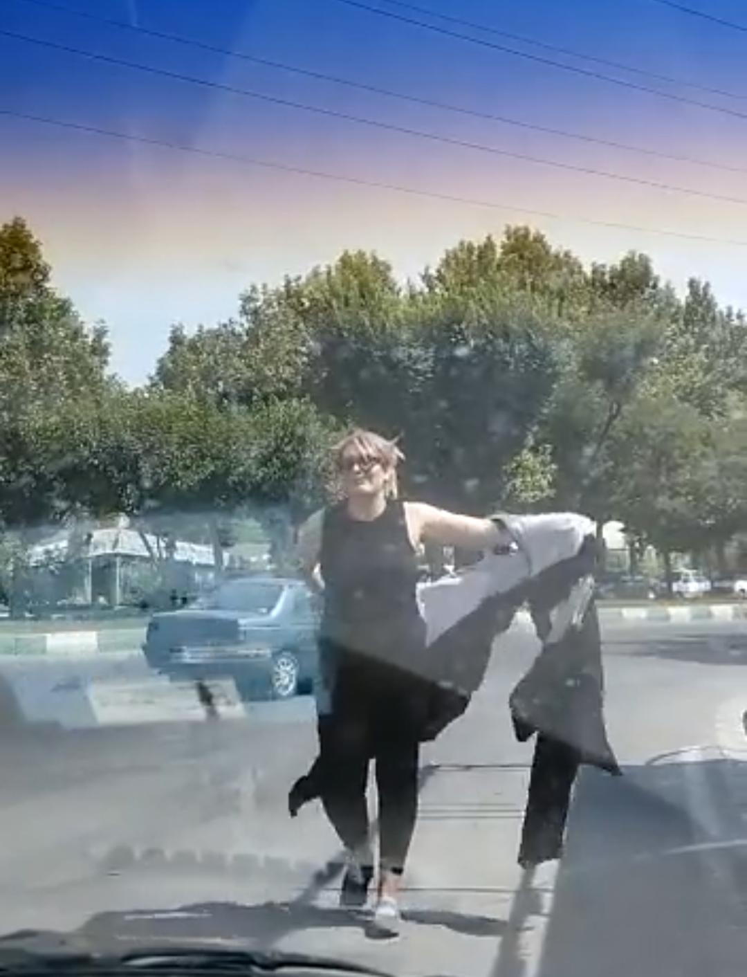  زنان ایرانی با راه‌اندازی کارزار "حجاب بی حجاب" به پوشش اجباری جمهوری اسلامی نه گفتند