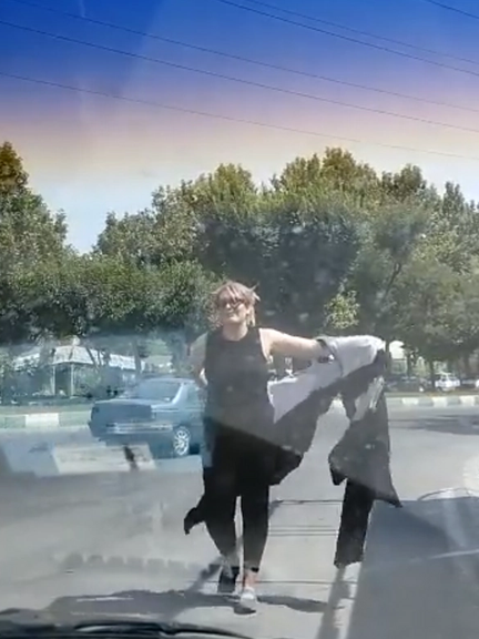 زنان ایرانی با راهاندازی کارزار "حجاب بی حجاب" به پوشش اجباری جمهوری اسلامی نه گفتند